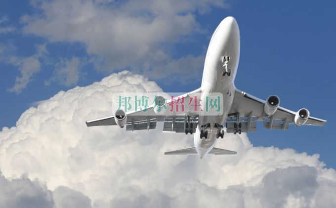 成都內(nèi)理科一專(zhuān)民航商務(wù)大專(zhuān)學(xué)校