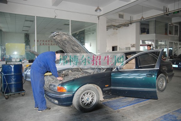 成都汽車整形技術(shù)學(xué)校報(bào)名條件