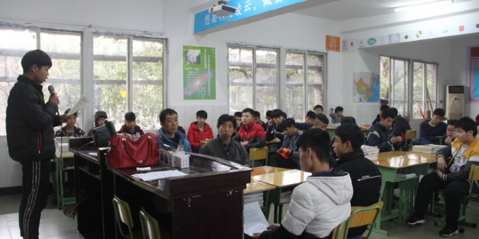 瀘州市工業(yè)技工學(xué)校心懷感恩，讓愛和溫暖充滿校園
