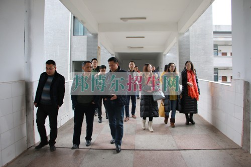 樂山市第一職業(yè)高級中學到南江縣小河職業(yè)中學考察交流