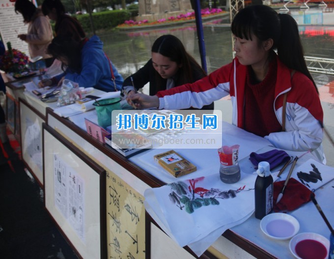 南充師范學(xué)?；ㄩ_滿堂盛世春——南充師范歡慶“三八”節(jié)