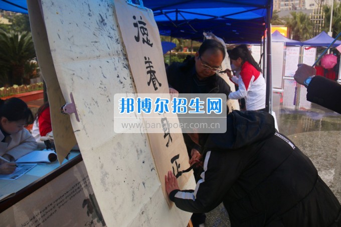 南充師范學(xué)?；ㄩ_滿堂盛世春——南充師范歡慶“三八”節(jié)
