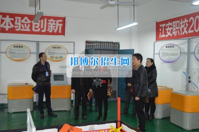 縣科協(xié)領(lǐng)導(dǎo)到四川省江安縣職業(yè)技術(shù)學(xué)?？赐麢C(jī)器人大賽師生