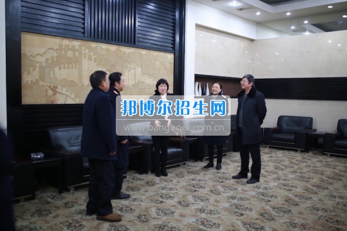 重慶公共運輸職業(yè)學(xué)院領(lǐng)導(dǎo)親切慰問2014級車間實習(xí)志愿者