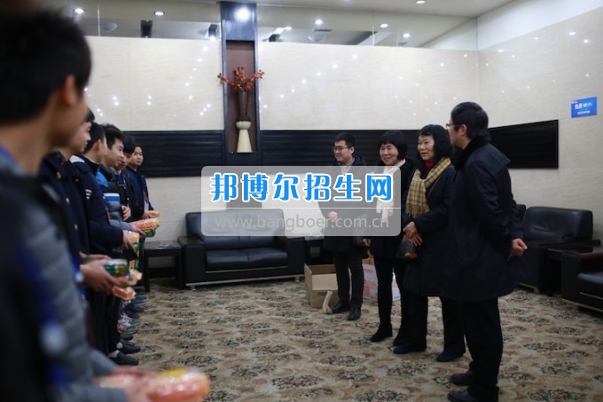 重慶公共運輸職業(yè)學(xué)院領(lǐng)導(dǎo)親切慰問2014級車間實習(xí)志愿者