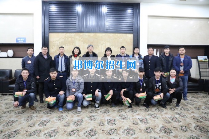 重慶公共運輸職業(yè)學(xué)院領(lǐng)導(dǎo)親切慰問2014級車間實習(xí)志愿者