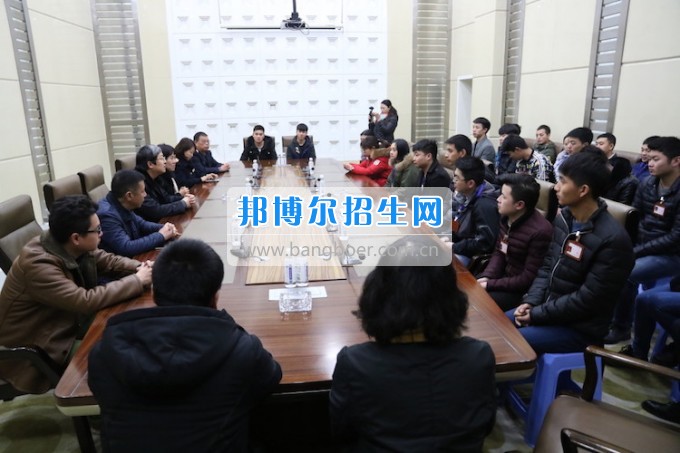 重慶公共運輸職業(yè)學(xué)院領(lǐng)導(dǎo)親切慰問2014級車間實習(xí)志愿者