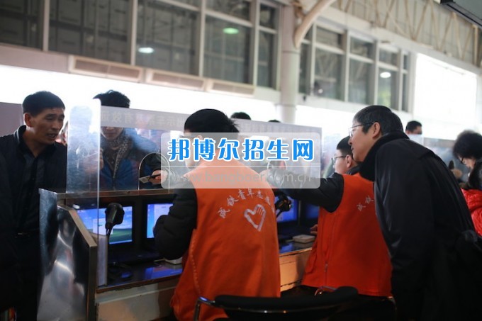 重慶公共運輸職業(yè)學(xué)院領(lǐng)導(dǎo)親切慰問2014級車間實習(xí)志愿者