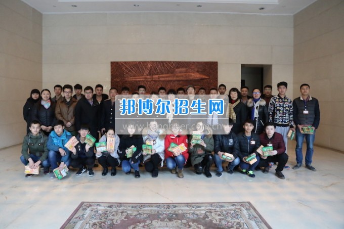重慶公共運輸職業(yè)學(xué)院領(lǐng)導(dǎo)親切慰問2014級車間實習(xí)志愿者
