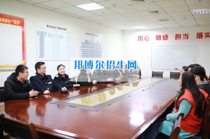 重慶公共運輸職業(yè)學(xué)院領(lǐng)導(dǎo)親切慰問2014級車間實習(xí)志愿者