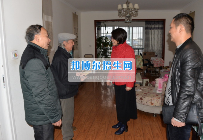 川南幼兒師范高等?？茖W(xué)校領(lǐng)導(dǎo)帶隊(duì)慰問(wèn)生活困難教職工、老黨員和老干部