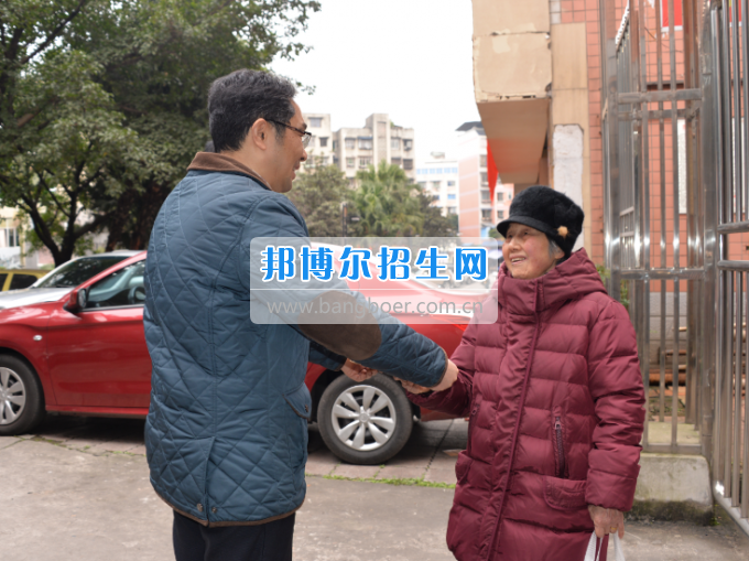 川南幼兒師范高等?？茖W(xué)校領(lǐng)導(dǎo)帶隊(duì)慰問(wèn)生活困難教職工、老黨員和老干部
