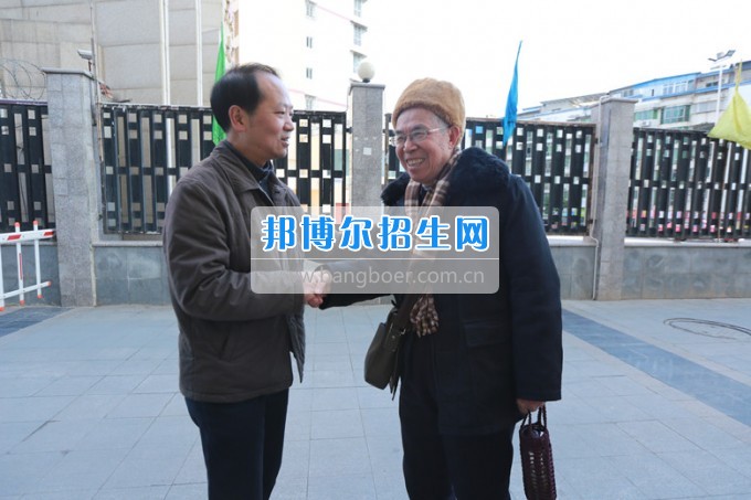 川北幼兒師范高等?？茖W(xué)校黨委書記張斌走訪慰問學(xué)校離退休老同志