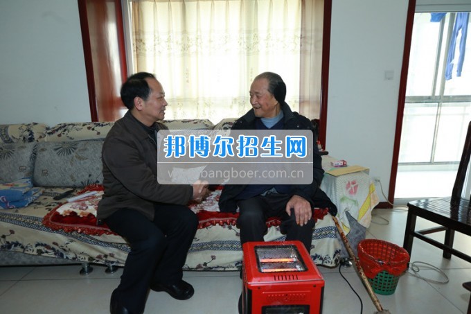 川北幼兒師范高等?？茖W(xué)校黨委書記張斌走訪慰問學(xué)校離退休老同志