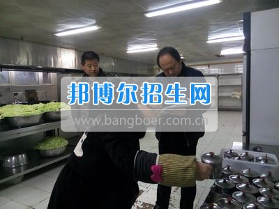 市食藥局、教育局領導到四川省什邡市職業(yè)中專學校食堂檢查開學工作