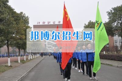 四川省什邡市職業(yè)中專學(xué)校拉練路上，我們擼起袖子邁步向前