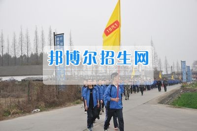 四川省什邡市職業(yè)中專學(xué)校拉練路上，我們擼起袖子邁步向前