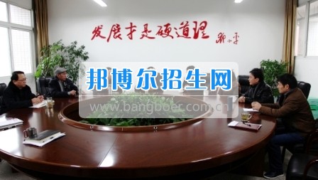 市教育局副局長郭成鋼到自貢職業(yè)技術(shù)學(xué)?？赐繂柪щy教職工