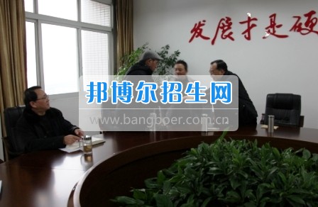 市教育局副局長郭成鋼到自貢職業(yè)技術(shù)學(xué)?？赐繂柪щy教職工