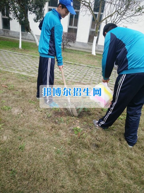 四川省新津縣職業(yè)高級(jí)中學(xué)開展植樹節(jié)活動(dòng)