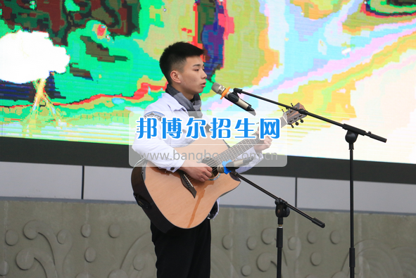 成都市洞子口職業(yè)高級(jí)中學(xué)舉行“成都，因我更美麗”主題開學(xué)典禮