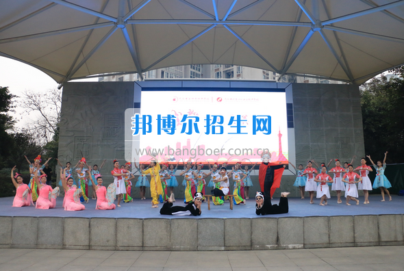 成都市洞子口職業(yè)高級(jí)中學(xué)舉行“成都，因我更美麗”主題開學(xué)典禮