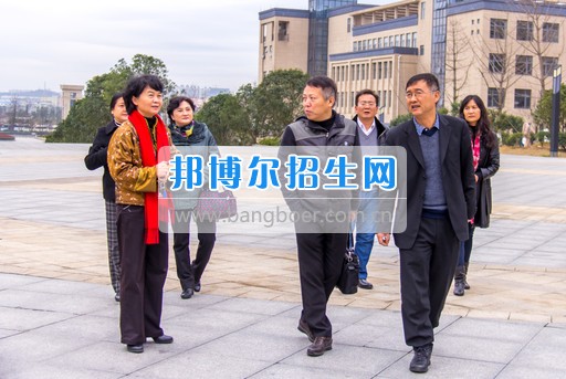 興義民族師范學(xué)院劉照惠校長率隊到省屬高?？疾旌笄诠芾砉ぷ? width=