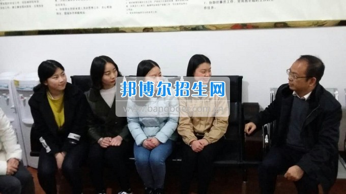 南充師范學(xué)校蔡禮儒校長赴高坪、嘉陵參加實(shí)習(xí)就業(yè)基地掛牌并看望實(shí)習(xí)生