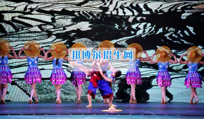 重慶市酉陽縣職業(yè)教育中心土家原創(chuàng)舞蹈《栽秧情》進京展演喜獲金獎