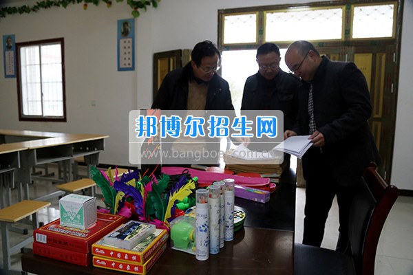 內(nèi)江師范學(xué)院督導(dǎo)組赴資中縣銀山鎮(zhèn)金紫鋪村開(kāi)展脫貧攻堅(jiān)專項(xiàng)督導(dǎo)
