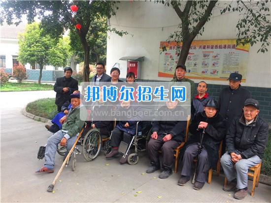 成都指南針學(xué)校黨支部深入敬老院開展“黨員義工”服務(wù)活動