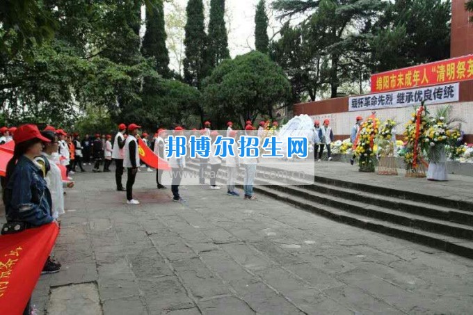 四川汽車(chē)職業(yè)技術(shù)學(xué)院開(kāi)展祭掃緬懷革命先烈活動(dòng)