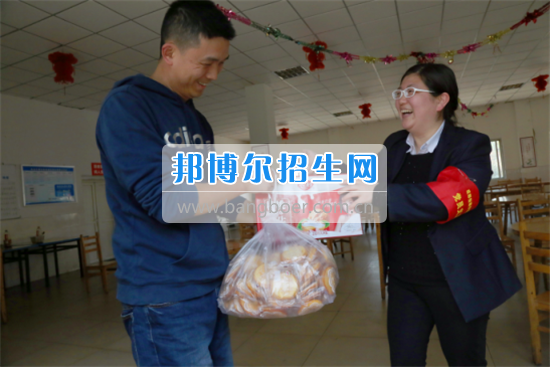 成都指南針“黨團(tuán)義工”幫廚包了400個(gè)包子