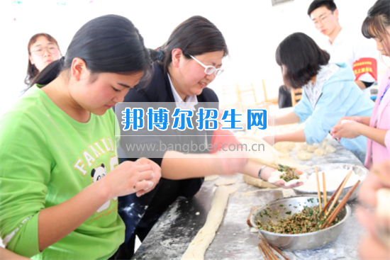 成都指南針“黨團(tuán)義工”幫廚包了400個(gè)包子