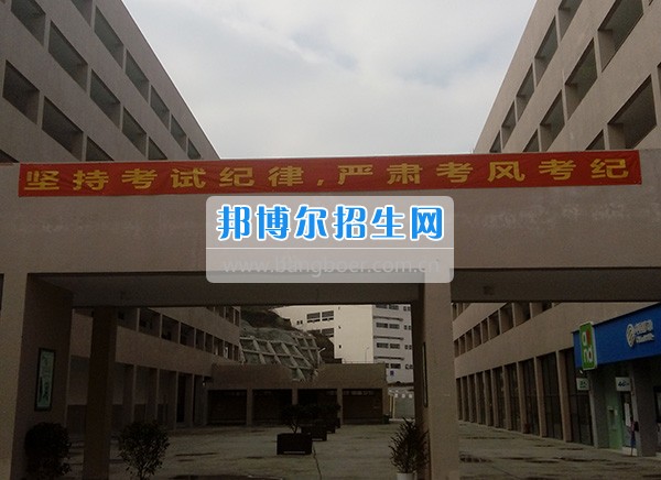 成都指南針“黨團(tuán)義工”幫廚包了400個(gè)包子
