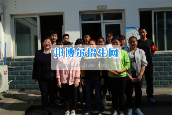 成都指南針“黨團(tuán)義工”幫廚包了400個(gè)包子