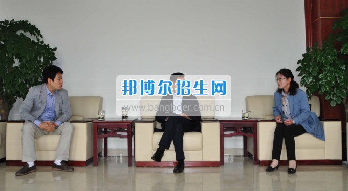 韓國(guó)國(guó)立江原大學(xué)國(guó)際交流處 金炯男課長(zhǎng)一行來訪四川汽車職業(yè)技術(shù)學(xué)院  017年4月26日上午，韓國(guó)國(guó)立江原大學(xué)國(guó)際交流處金炯男課長(zhǎng)、協(xié)力官尹海玉老師一行來訪我校。學(xué)院董事長(zhǎng)、院長(zhǎng)鄧斌在學(xué)院會(huì)議室親切會(huì)見了金炯男課長(zhǎng)一行。   鄧斌院長(zhǎng)對(duì)他們的到來表示熱烈的歡迎。他講到，兩校之間的友誼年輕而充滿活力，有良好的合作基礎(chǔ)。希望今后兩校進(jìn)一步加強(qiáng)學(xué)生、教師間的互訪與交流，圍繞共同感興趣的課題召開學(xué)術(shù)會(huì)議，共促學(xué)術(shù)研究與交流，共同培養(yǎng)高水平人才。   金炯男科長(zhǎng)對(duì)學(xué)校熱情周到的接待表示感謝!他談到，四川汽車職業(yè)技術(shù)學(xué)院到江源大學(xué)就讀的同學(xué)成績(jī)優(yōu)異、表現(xiàn)突出，并希望通過這次會(huì)見，進(jìn)一步增進(jìn)兩校友誼、加強(qiáng)合作，為學(xué)生的成長(zhǎng)發(fā)展提供更好的平臺(tái)。學(xué)院國(guó)際交流部部長(zhǎng)徐小龍、院辦主任李國(guó)玲陪同會(huì)見。   當(dāng)日下午，在學(xué)院學(xué)術(shù)報(bào)告廳舉行了韓國(guó)國(guó)立江原大學(xué)留學(xué)推介說明會(huì)，500余師生參加。