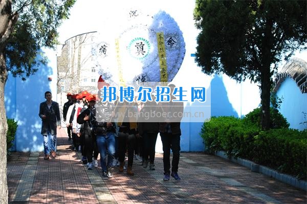 阿壩州中等職業(yè)技術(shù)學(xué)校志愿者到茂縣革命烈士陵園開展紀(jì)念活動