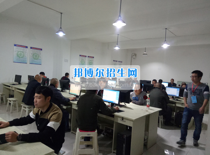 內(nèi)江市鐵路機械學校首期“特種設備、特種作業(yè)人員安全技術(shù)培訓班”順利結(jié)業(yè)