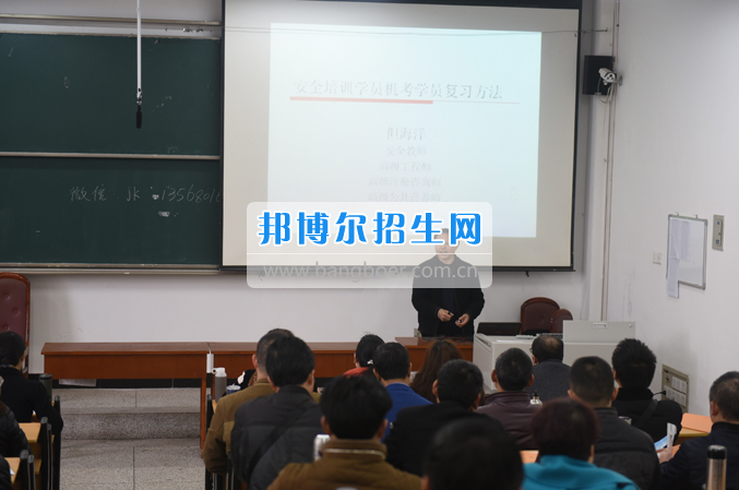 內(nèi)江市鐵路機械學校首期“特種設備、特種作業(yè)人員安全技術(shù)培訓班”順利結(jié)業(yè)