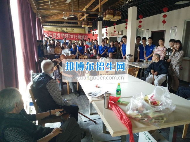 公共服務(wù)四川城市職業(yè)學(xué)院開展志愿服務(wù)活動(dòng) 踐行社會(huì)主義核心價(jià)值觀  活動(dòng)現(xiàn)場(chǎng)  四川城市職業(yè)學(xué)院訊(公共服務(wù)學(xué)院 馬李京)為了培養(yǎng)同學(xué)們的敬老意識(shí)，踐行社會(huì)主義核心價(jià)值觀，近日，公共服務(wù)學(xué)院15級(jí)城軌12班的同學(xué)們來到了位于龍泉驛區(qū)的啟陽(yáng)養(yǎng)老中心，開展以“濃濃端午情，顆顆敬老心”為主題的端午節(jié)志愿服務(wù)活動(dòng)。  剛到養(yǎng)老院門口，在養(yǎng)老院工作的阿姨就熱情地開門接同學(xué)們進(jìn)去。這是同學(xué)們第二次來到啟陽(yáng)養(yǎng)老院了，對(duì)院內(nèi)的一些基本情況有了大概的了解，完全沒有第一次的生疏緊張。在和負(fù)責(zé)人溝通之后,同學(xué)們分為幾個(gè)小組，分別和老人們聊天談心,和他們一起散步,看他們寫書法、講笑話,給他們分發(fā)帶去的粽子等禮品。雖然這些都是小事，但是同學(xué)們都一絲不茍地對(duì)待，盡自己最大的努力。小組分頭行動(dòng)完成之后，同學(xué)們將老人聚在一起，給他們帶來了精心準(zhǔn)備的節(jié)目。最后，同學(xué)們依依不舍地道別，并與啟陽(yáng)養(yǎng)老中心的全體老人和護(hù)工們合影留念。  這次活動(dòng)結(jié)束了，但是同學(xué)們的熱情沒有消褪。同學(xué)們紛紛表示以后還要常來這里看看，不光是聊天解悶，還要多幫養(yǎng)老院的叔叔阿姨做些事情，減少他們的工作量。同學(xué)們都祝愿養(yǎng)老院的爺爺奶奶擁有一個(gè)快樂的晚年。這次志愿活動(dòng)不僅為老人送去了溫暖，讓他們度過一個(gè)歡樂的節(jié)日，增強(qiáng)了同學(xué)們的敬老意識(shí)，同時(shí)也傳遞了正能量，發(fā)揚(yáng)了中華名族敬老愛老的傳統(tǒng)美德，形成關(guān)注老人、人人敬老愛老的社會(huì)氛圍。