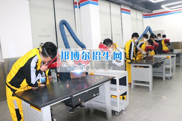 高考容易就業(yè)難，掌握技術(shù)是王道