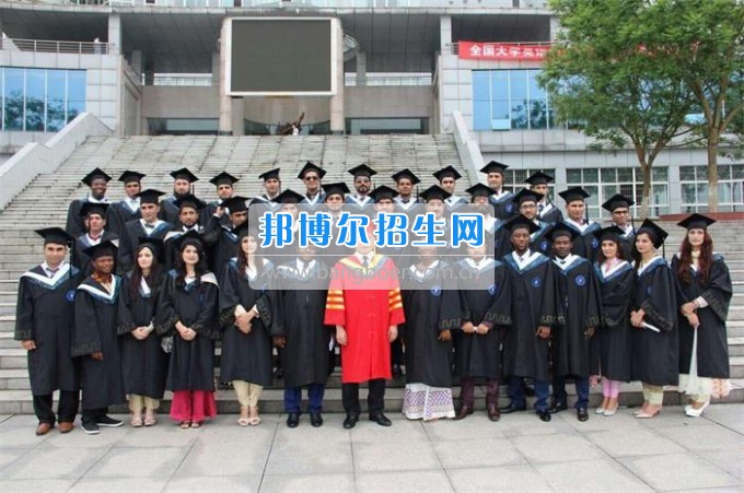 學(xué)校國際教育交流學(xué)院舉行2011級(jí)留學(xué)生畢業(yè)典禮