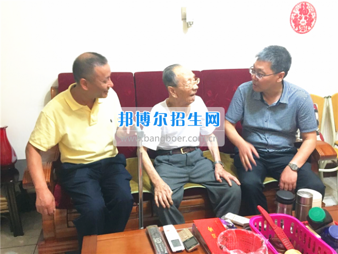 成都中醫(yī)藥大學(xué)領(lǐng)導(dǎo)走訪慰問老黨員、困難黨員和群眾代表