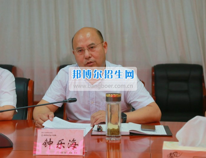 市委機(jī)構(gòu)編制委員會(huì)辦公室主任淳道懷一行來(lái)綿陽(yáng)市信息科技學(xué)校開(kāi)展機(jī)構(gòu)編制工作調(diào)研
