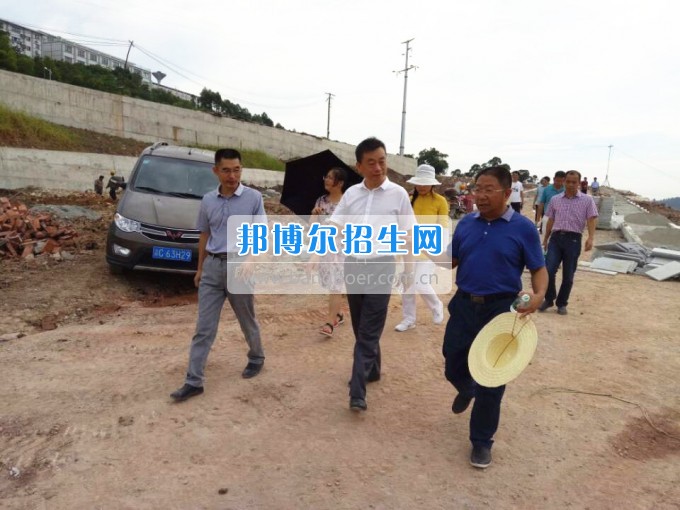 重慶財經職業(yè)學院領導視察校園擴建工程建設情況并聽取工作匯報