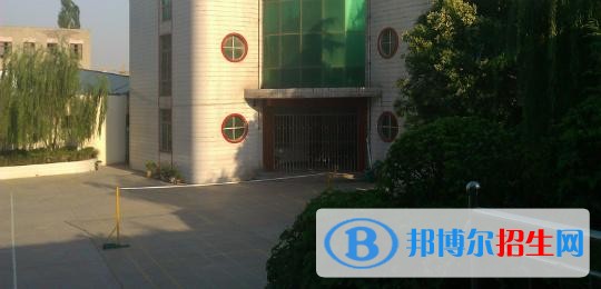 石家莊建材技工學(xué)校2018年報(bào)名條件、招生對(duì)象