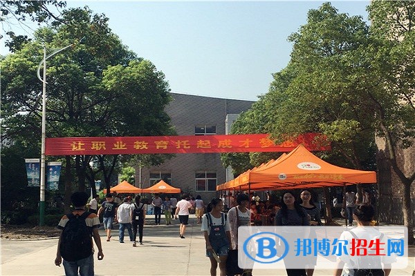 江蘇揚州汽車技工學(xué)校招生辦聯(lián)系電話