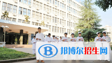 重慶初中讀衛(wèi)?？梢援斪o士嗎