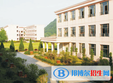 問(wèn)：廣豐職業(yè)高級(jí)中學(xué)怎么樣?好不好?  答：廣豐職業(yè)高級(jí)中學(xué)是一所辦學(xué)條件優(yōu)越，環(huán)境優(yōu)雅，師資力量雄厚，教學(xué)設(shè)施齊全的職業(yè)高級(jí)中學(xué)。多年來(lái)榮譽(yù)不斷，擁有“廣豐縣文明學(xué)校”等一系列榮譽(yù)稱號(hào)。  廣豐職業(yè)高級(jí)中學(xué)簡(jiǎn)介 廣豐職業(yè)高級(jí)中學(xué)，前身為廣豐計(jì)算機(jī)學(xué)校，創(chuàng)辦于1998年，它位于美麗的豐溪河畔，與祥和的永和塔隔河相望。占地五十余畝，建筑面積2萬(wàn)多㎡，環(huán)境幽雅、設(shè)備齊全、師資雄厚，是廣豐縣唯的省示范中等職業(yè)學(xué)校;榮獲：“江西省示范中等職業(yè)學(xué)校”、“上饒市先進(jìn)學(xué)校”、“上饒市軍(警)民共建社會(huì)主義精神文明先進(jìn)單位”、“廣豐縣文明學(xué)校”、“廣豐縣教育教學(xué)先進(jìn)學(xué)校”。  廣豐職業(yè)高級(jí)中學(xué)辦學(xué)模式 為滿足社會(huì)對(duì)專業(yè)人才的大量需求及廣大學(xué)子就讀大學(xué)的愿望，我校整合優(yōu)質(zhì)資源，明晰辦學(xué)思路，經(jīng)省教育廳備案，先后與九江職業(yè)大學(xué)、江西信息應(yīng)用職業(yè)技術(shù)學(xué)院等高校簽訂中高職對(duì)接合作協(xié)議，實(shí)行“3+2”分段培養(yǎng)模式，應(yīng)屆初中畢業(yè)生在我校學(xué)習(xí)三年后直接升入高校學(xué)習(xí)。開(kāi)設(shè)有：三校生高考班、建筑工程施工、小學(xué)教育(師范類)、學(xué)前教育、會(huì)計(jì)專業(yè)(金融服務(wù)方向)、旅游管理專業(yè)(高鐵乘務(wù)方向)、室內(nèi)設(shè)計(jì)、計(jì)算機(jī)應(yīng)用等數(shù)十個(gè)專業(yè)。同時(shí)與上海應(yīng)用技術(shù)大學(xué)、西南大學(xué)、江西師大、宜春幼教高專等高校合作辦學(xué)，著力培養(yǎng)技術(shù)人才和暢通高考升學(xué)捷徑。  為滿足當(dāng)前社會(huì)對(duì)專業(yè)人才的大量需求及廣大學(xué)子對(duì)就讀大學(xué)的渴望，我校整合優(yōu)勢(shì)資源，明晰辦學(xué)思路。著力培養(yǎng)新型的專業(yè)人才和暢 通高考升學(xué)捷徑，努力服務(wù)廣豐經(jīng)濟(jì)社會(huì)發(fā)展。  廣豐職業(yè)高級(jí)中學(xué)教學(xué)設(shè)施 學(xué)校辦學(xué)條件優(yōu)越，環(huán)境優(yōu)雅，師資力量雄厚，教學(xué)設(shè)施齊全，設(shè)備先進(jìn)，實(shí)訓(xùn)、實(shí)驗(yàn)場(chǎng)所完備?，F(xiàn)擁有計(jì)算機(jī)200余臺(tái)，電子電工實(shí)驗(yàn)室、語(yǔ)音室、投影室、圖書閱覽室、多媒體網(wǎng)絡(luò)教學(xué)系統(tǒng);還擁有數(shù)控、模具、電焊、鉗工等實(shí)訓(xùn)車間、全真模擬銀行實(shí)訓(xùn)室。有標(biāo)準(zhǔn)田徑場(chǎng)、足球場(chǎng)、籃球場(chǎng)、舞蹈房、鋼琴室、書法美術(shù)工作室、教職工文化活動(dòng)室等一應(yīng)俱全，并與國(guó)內(nèi)多家知名單位共建校外實(shí)訓(xùn)基地十余個(gè)。  小編總結(jié) 選擇學(xué)校是不能著急的，每個(gè)學(xué)校都有自己的優(yōu)勢(shì)和劣勢(shì)，小伙伴們可以將多個(gè)學(xué)校的資料收集好以后放在一起進(jìn)行對(duì)比?？纯茨囊凰鶎W(xué)校可以提供自己最需要的條件，例如好的教學(xué)資源、師資力量等等，而不是盲目報(bào)考。不要浪費(fèi)了自己的青春，辜負(fù)了自己的努力。